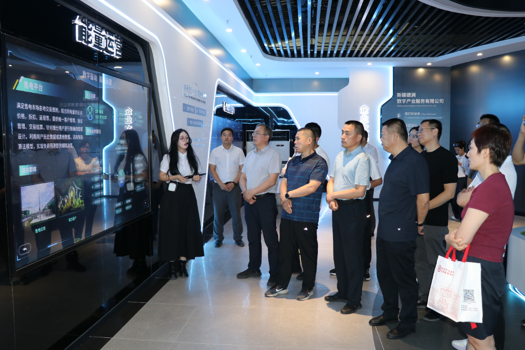 自治区“公共机构节能降碳培训班”一行参观“甘泉云”平台， 共探数字降碳新路径